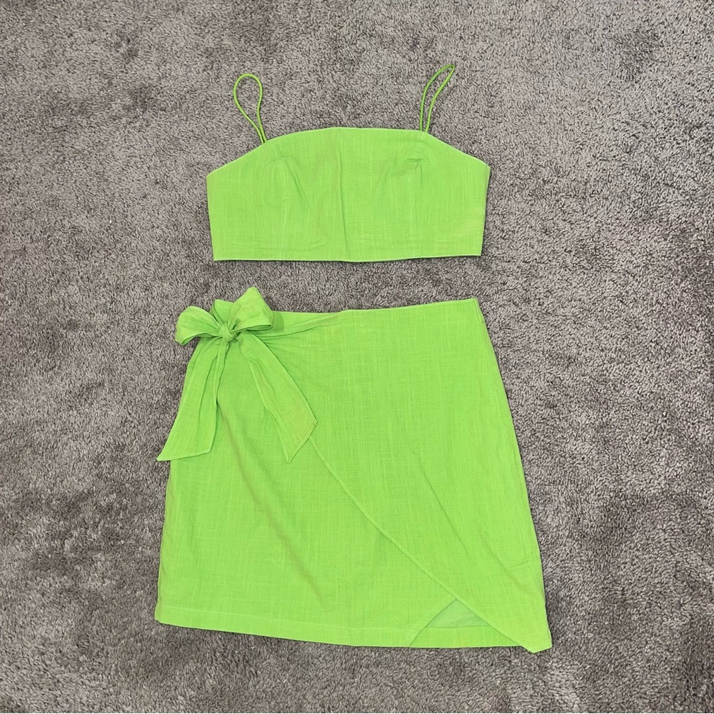 Two piece set. Lime green. Showpo brand. Size 4. Never been worn.